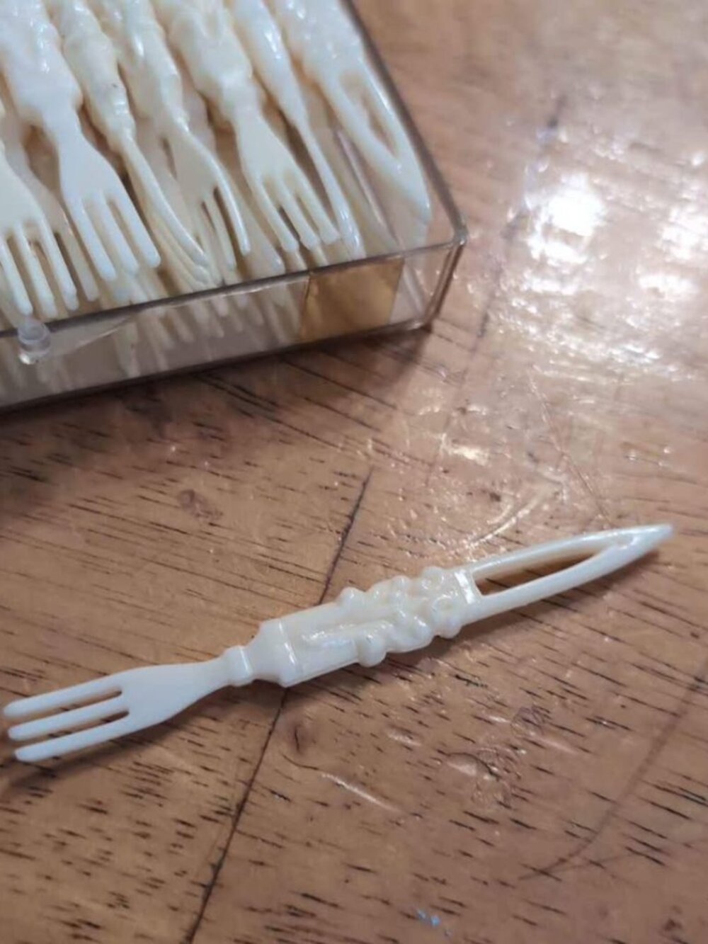 VNTG PLASTIC APPETIZER PICKS, Party Forks, Original Box